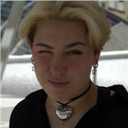 Apasionada de las lenguas extranjeras y las artes.